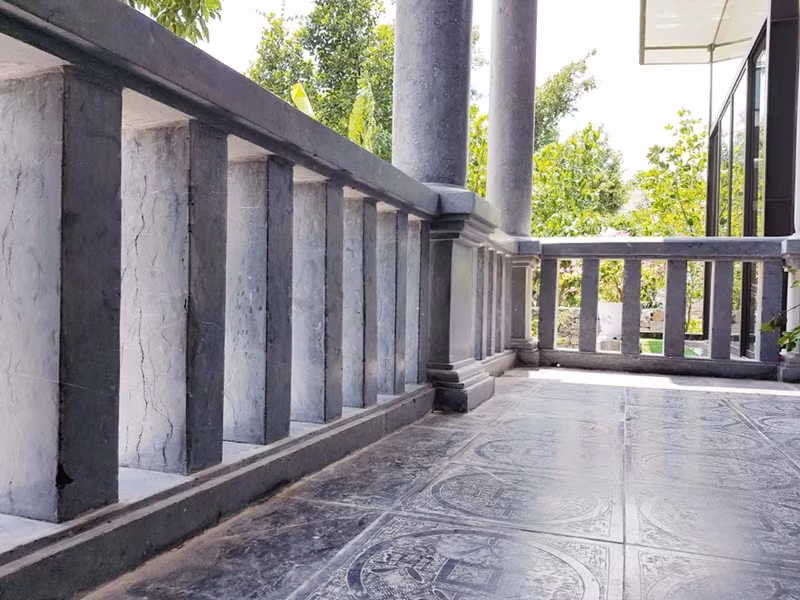 Lan can xung quanh, nền nhà tòa lâu đài được làm bằng đá xanh kết nối với nhau một cách tinh xảo và rất chắc chắn. Ảnh: Dân trí