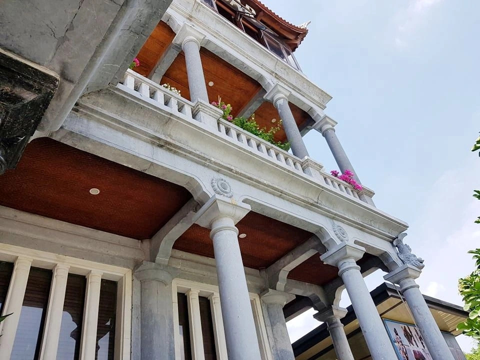 Thay vì sử dụng vôi vữa như bình thường, hệ thống móng, cột, dầm, xà bằng đá của tòa lâu đài được kết nối với nhau bằng kỹ thuật mộng đá (sử dụng keo dính truyền thống là vôi và mật mía). Ảnh: Dân trí