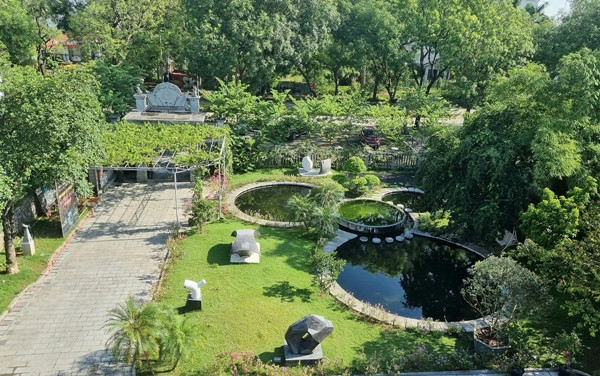 Khuôn viên rộng khoảng 3.000 m2 với không gian thoáng đãng, gần gũi thiên nhiên. Ảnh: Người lao động