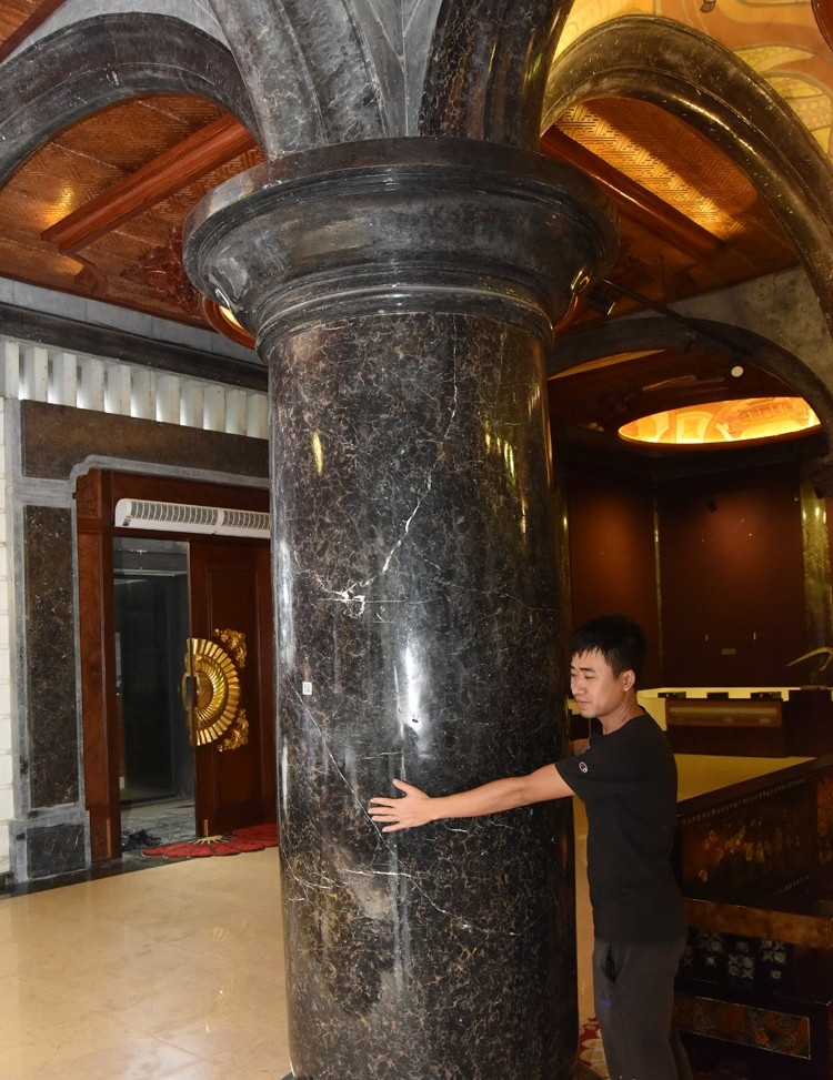 Cột đá nguyên khối cao 3,8 m, đường kính 0,9 m. Ảnh: Báo Công thương