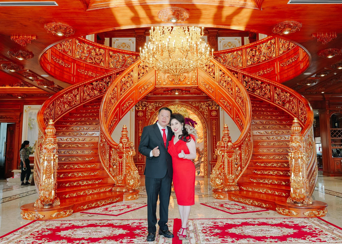 Tòa dinh thự không theo một trường phái cụ thể nào mà kết hợp nhiều kiểu, theo sở thích của gia chủ. Trong đó, ấn tượng nhất là chiếc cầu thang độc đáo. Ảnh: FB Dinh Thự Lang Truyền