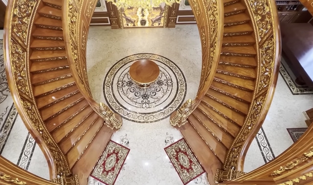 Để có được chiếc cầu thang như ý, ông Lang chi vài chục triệu xây dựng một chiếc cầu thang “nháp” để xem có được đúng như mình mong muốn hay không? Sau khi thấy ổn, ông Lang đập bỏ cầu thang “nháp” và đầu tư tiền khủng để xây dựng chiếc cầu thang hiện tại. Ảnh: Độc lạ Bình Dương