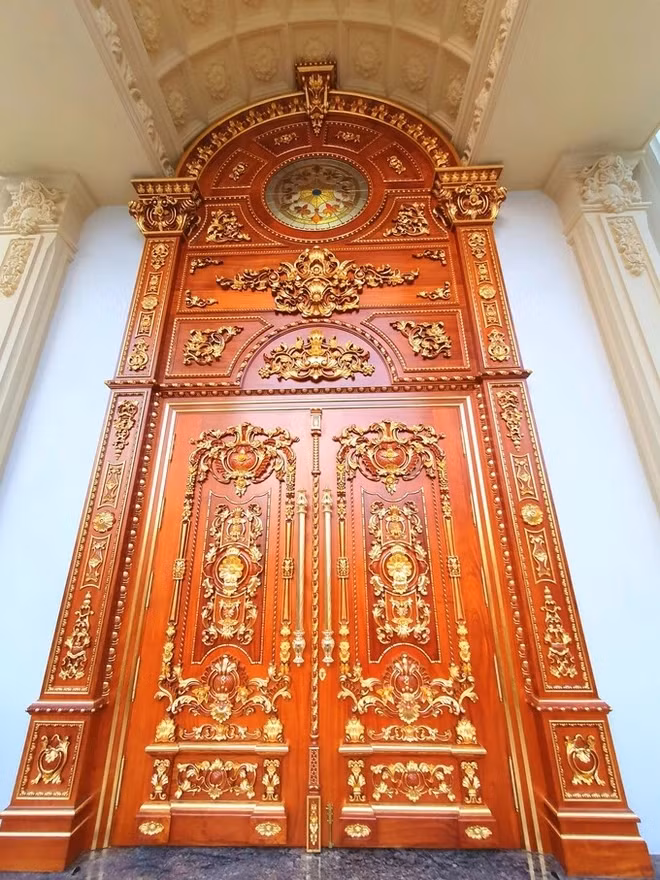 Cửa nhà với nhiều chi tiết chạm khắc tỉ mỉ, dát vàng. Ảnh: Độc lạ Bình Dương