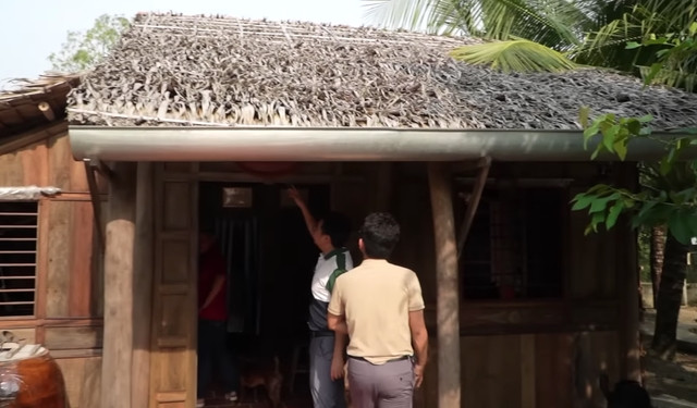 Trong khuôn viên, ông Lang dành một góc để tái hiện lại ngôi nhà tranh vách lá năm xưa ông từng sinh sống. Ảnh: Độc lạ Bình Dương