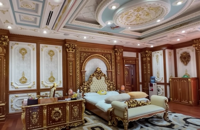 Phòng ngủ rộng rãi được trang trí cầu kỳ. Ảnh: Độc lạ Bình Dương