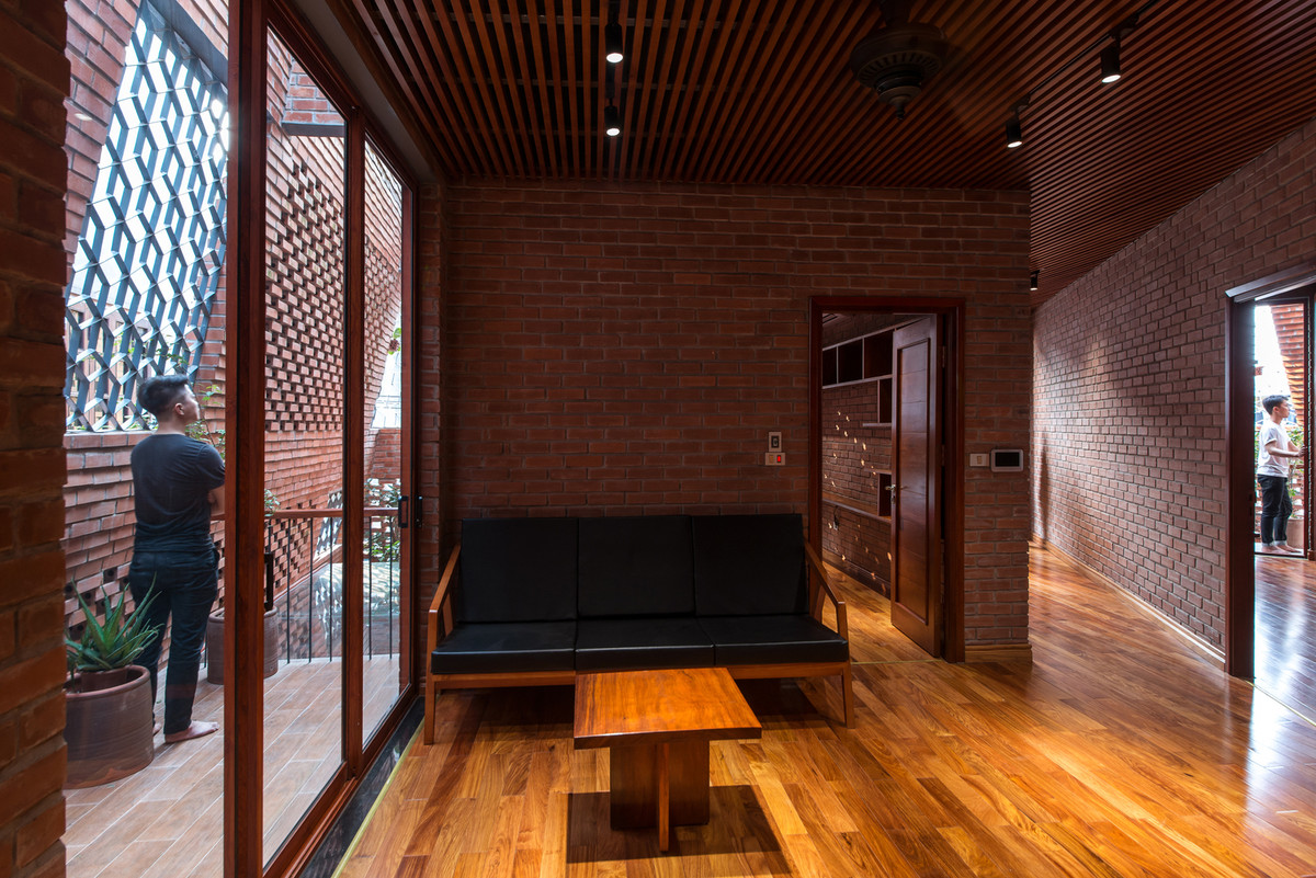 Một số căn phòng, bao gồm cả phòng ăn đều có giếng trời và cửa sổ ở mái nhà. Ảnh: Nguyen Tien Thanh