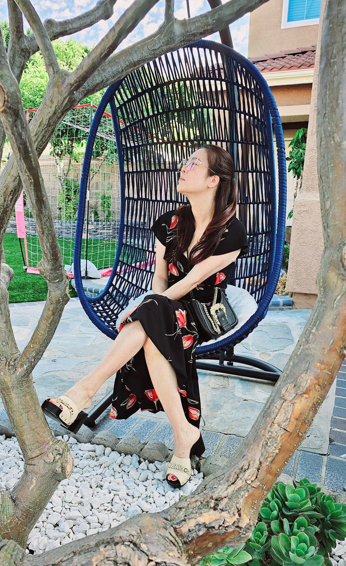 Không gian vườn cũng là góc thư giãn của gia đình nữ ca sĩ.