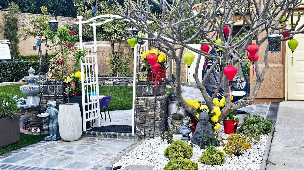 Dịp Tết vừa qua, Thu Phương tự tay trang trí khu vườn với nhiều màu sắc bắt mắt.