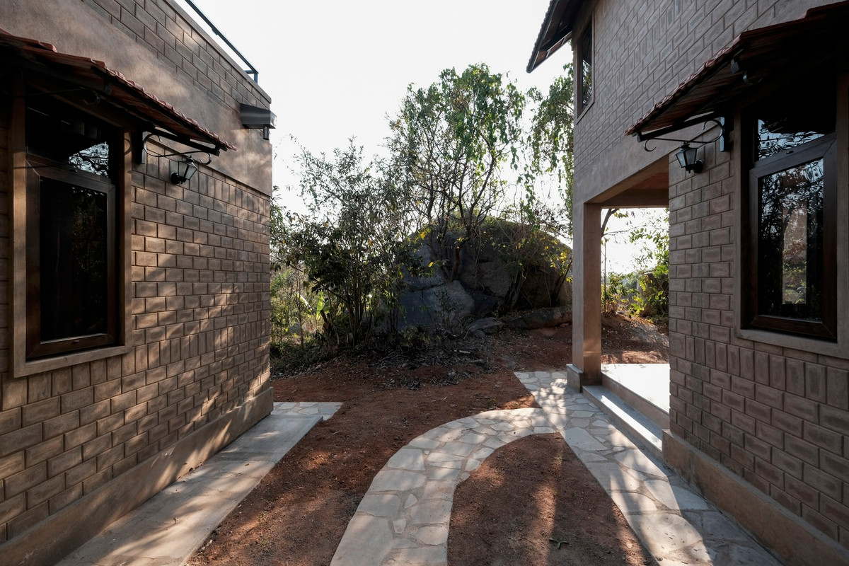 Phía sau nhà là khoảng sân rộng gần như nối liền với không gian sinh hoạt, giúp tăng sự gắn kết với cảnh quanh, lồng ghép được yếu tố tự nhiên vào nhà. Nguồn ảnh: GeoMorph Studio