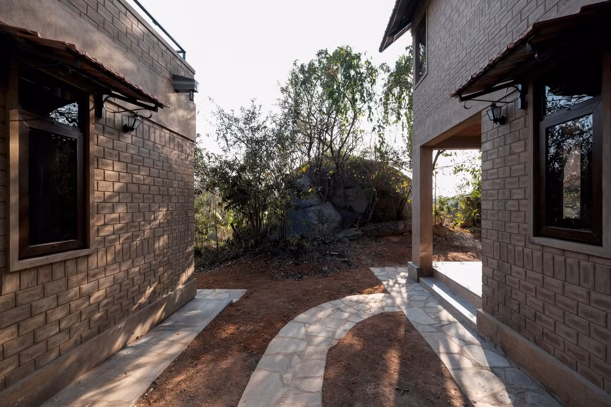 Phía sau nhà là khoảng sân rộng gần như nối liền với không gian sinh hoạt, giúp tăng sự gắn kết với cảnh quanh, lồng ghép được yếu tố tự nhiên vào nhà. Nguồn ảnh: GeoMorph Studio