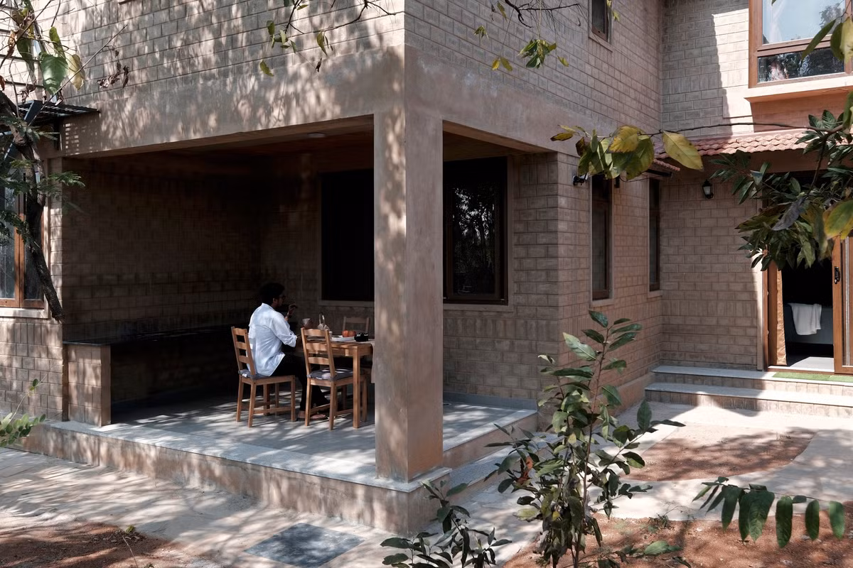 Các khối bùn ổn định, được làm thủ công trực tiếp tại khu vực trở thành nền tảng của căn nhà và cũng là một trong những yếu tố giúp công trình mát mẻ hơn, giảm bớt tác động nắng nóng từ bên ngoài.