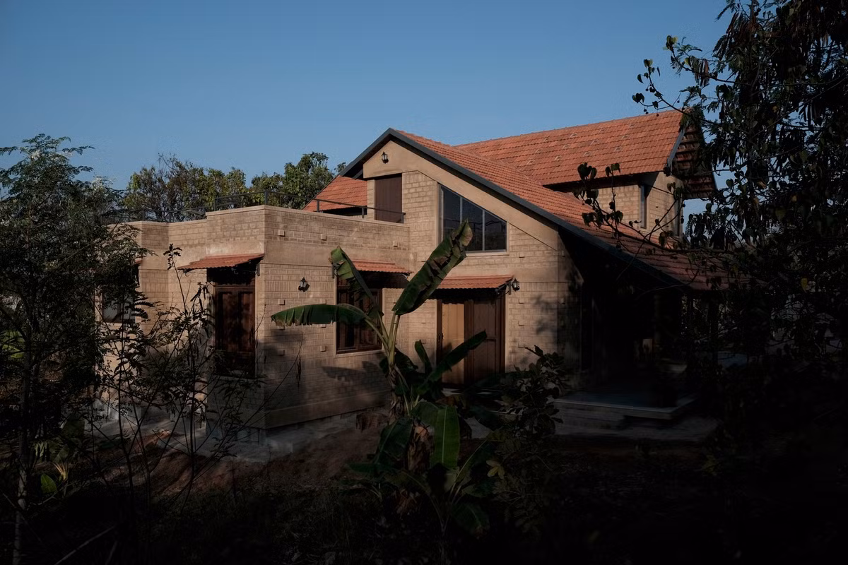 Bằng cách tái sử dụng đá mỏ, chất thải khai thác và các tòa nhà đất có sẵn, việc xây dựng công trình đã giảm thiểu tác động đến môi trường xung quanh.