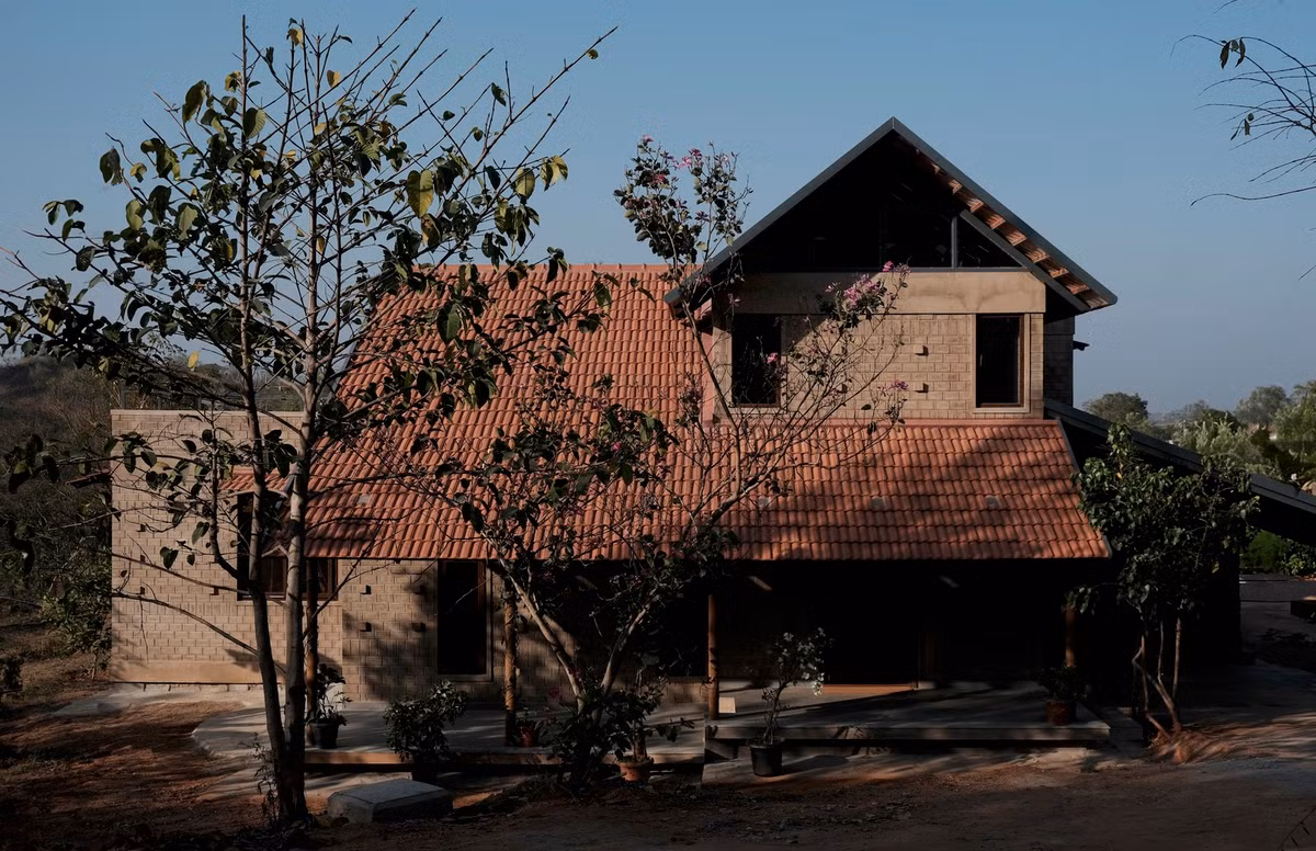 Tọa lạc trên khu đất rộng hơn 3.000m2 tại Ấn Độ, ngôi nhà được thiết kế theo lối kiến trúc bền vững, đề cao tính di sản khu vực, xung quanh là thiên nhiên cây cỏ và đồn điền.