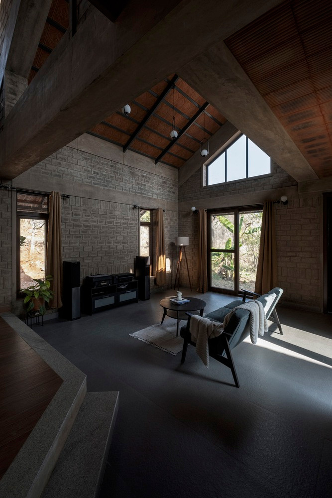 Nhà thiết kế nhiều cửa sổ lấy sáng và thông gió.