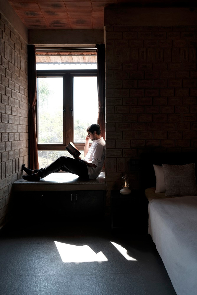 Cửa lớn mang đến tầm nhìn rộng ra bên ngoài.