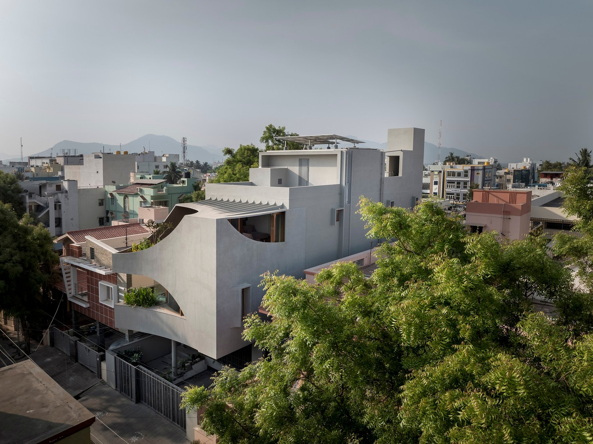  Ngôi nhà nổi bật với mặt tiền thiết kế độc lạ, gợi nhớ đến khối lập phương có các phân đoạn khoét sâu một cách chiến lược theo hình chữ K. Ảnh: Ekansh Goel