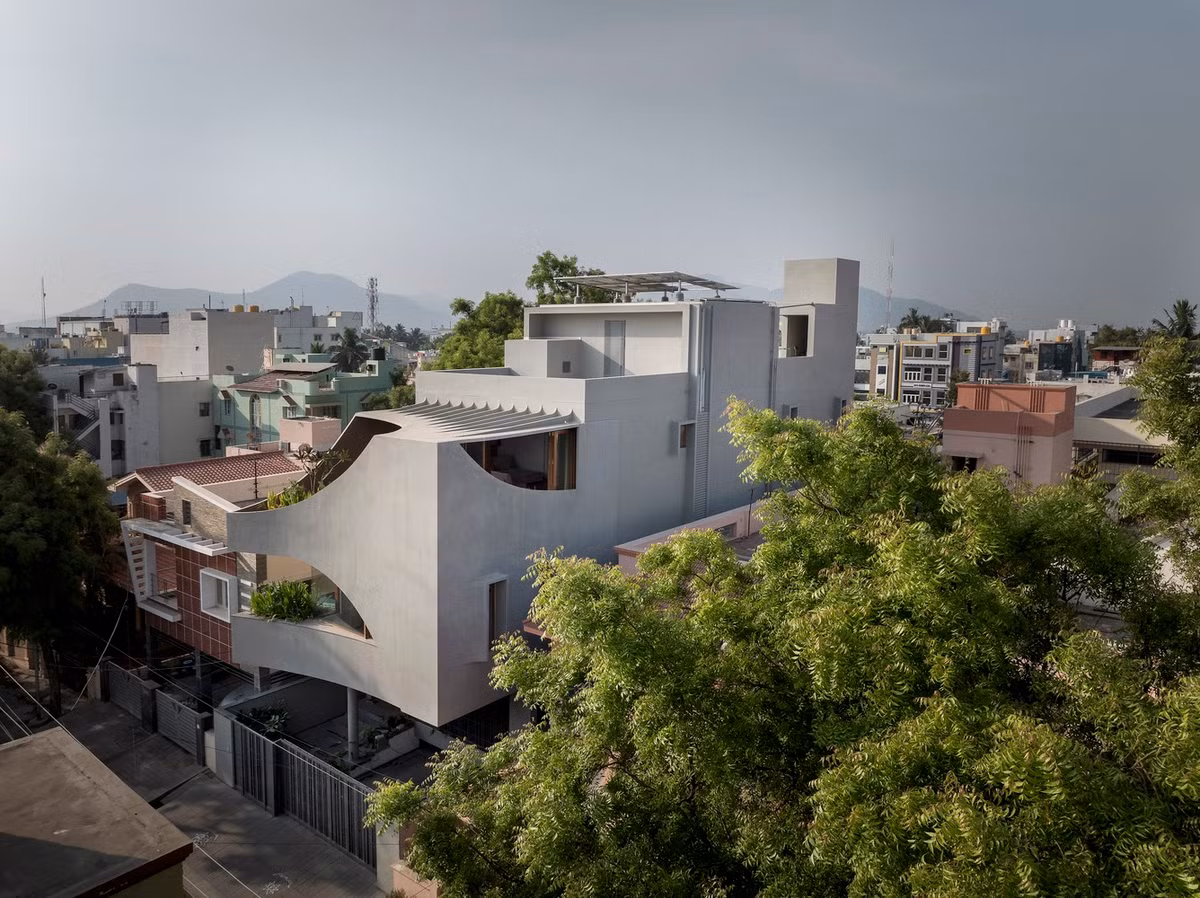  Ngôi nhà nổi bật với mặt tiền thiết kế độc lạ, gợi nhớ đến khối lập phương có các phân đoạn khoét sâu một cách chiến lược theo hình chữ K. Ảnh: Ekansh Goel