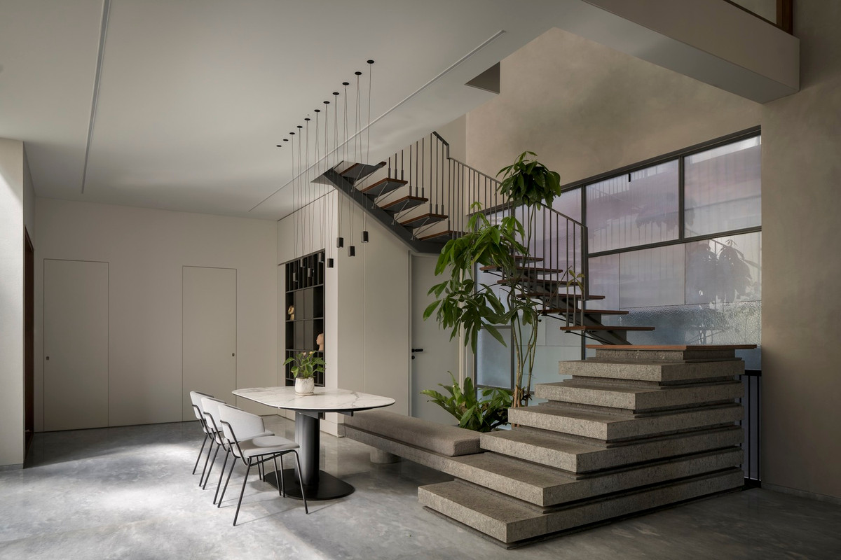 Tại khu vực cầu thang, gia chủ bố trí thêm nhiều cây xanh giúp làm mát và điều hòa không khí trong căn nhà. Ảnh: Ekansh Goel