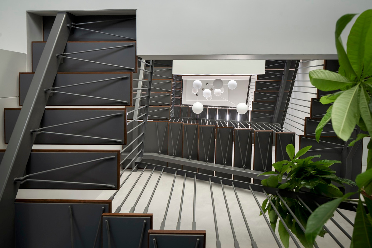 Cầu thang thiết kế tỉ mỉ kết nối tất cả các tầng. Ảnh: Ekansh Goel
