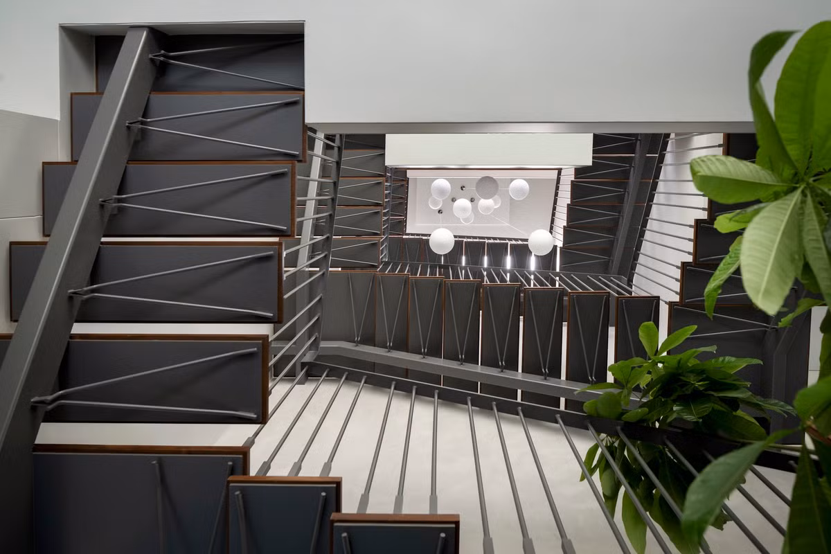 Cầu thang thiết kế tỉ mỉ kết nối tất cả các tầng. Ảnh: Ekansh Goel