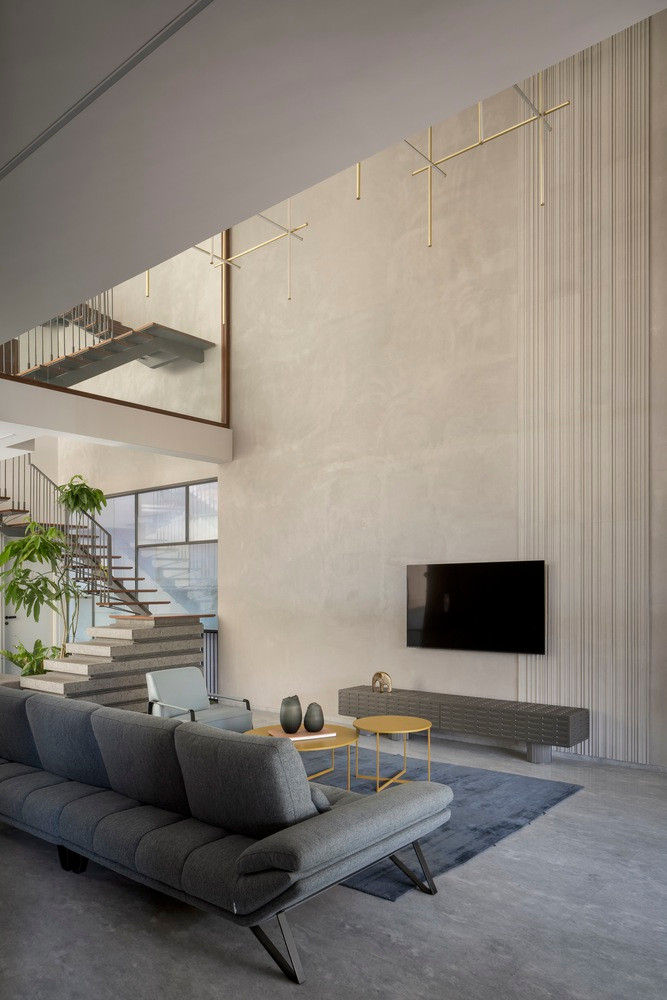 Phòng khách được thiết kế cao gấp đôi nhằm kết nối các tầng khác trong nhà. Ảnh: Ekansh Goel