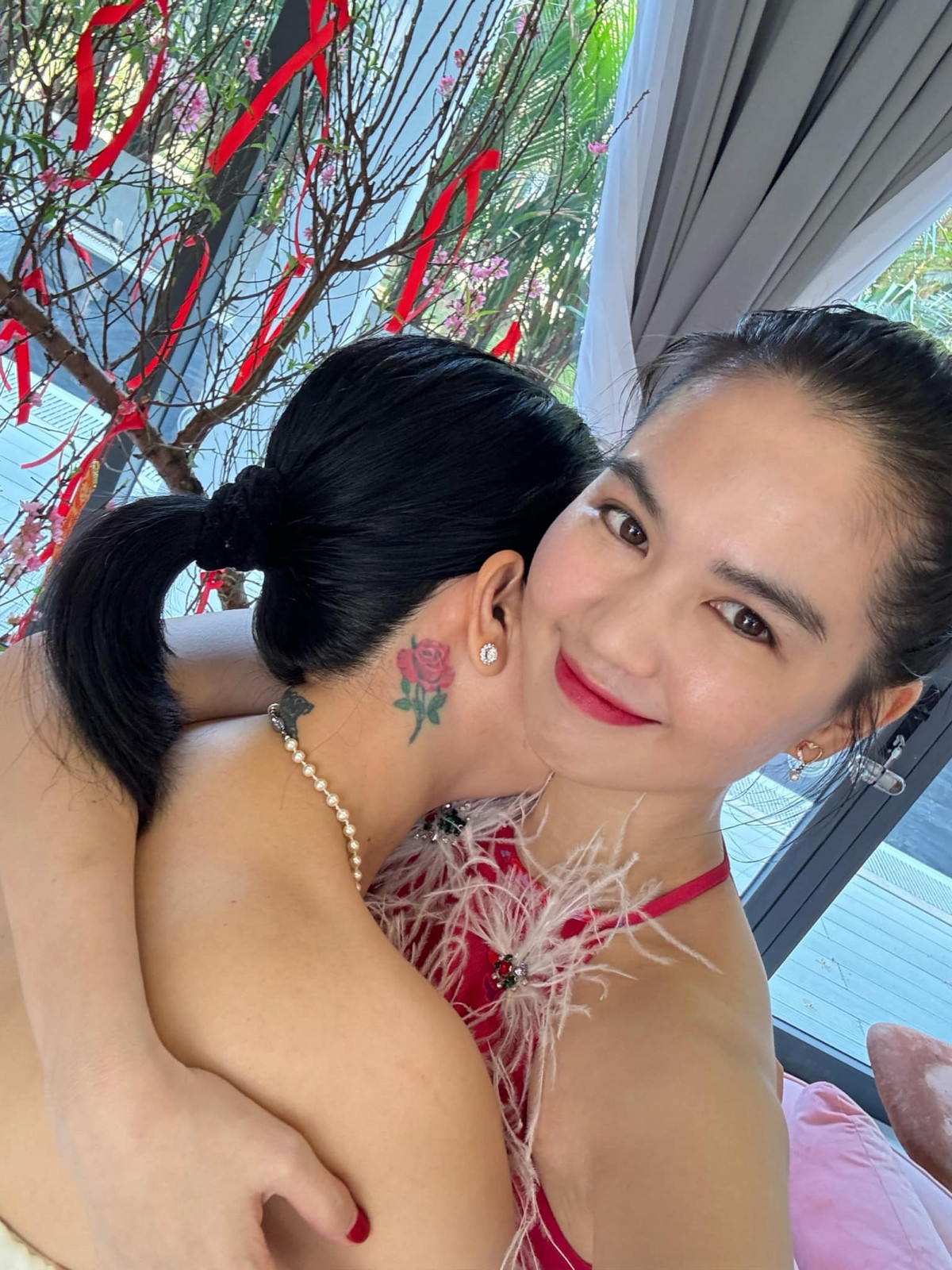 Giá trị ban đầu của căn biệt thự khoảng 25 tỷ. Sau đó, Ngọc Trinh đầu tư thêm nội thất nhập khẩu từ nước ngoài.