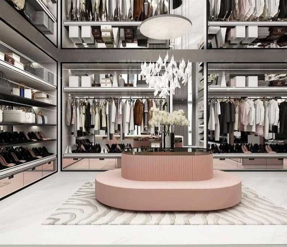 Khán giả choáng ngợp trước phòng chứa đồ hàng hiệu giống như một showroom trưng bày của người đẹp.