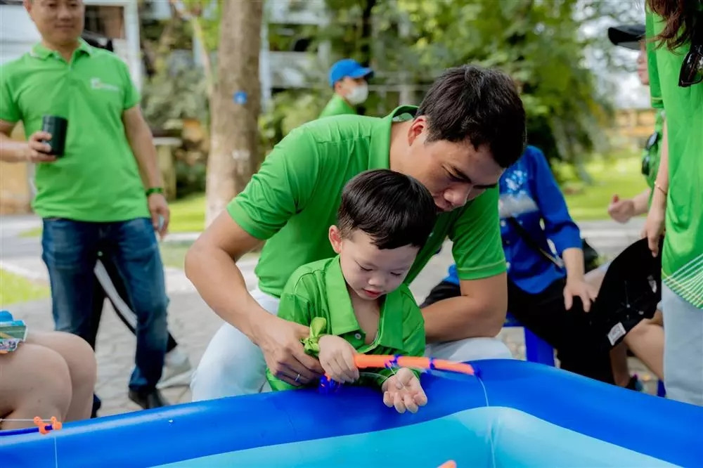 Doanh nhân Thành Phương và Á hậu Thanh Tú có 2 quý tử là Pu và Pi. Ảnh: FBNV