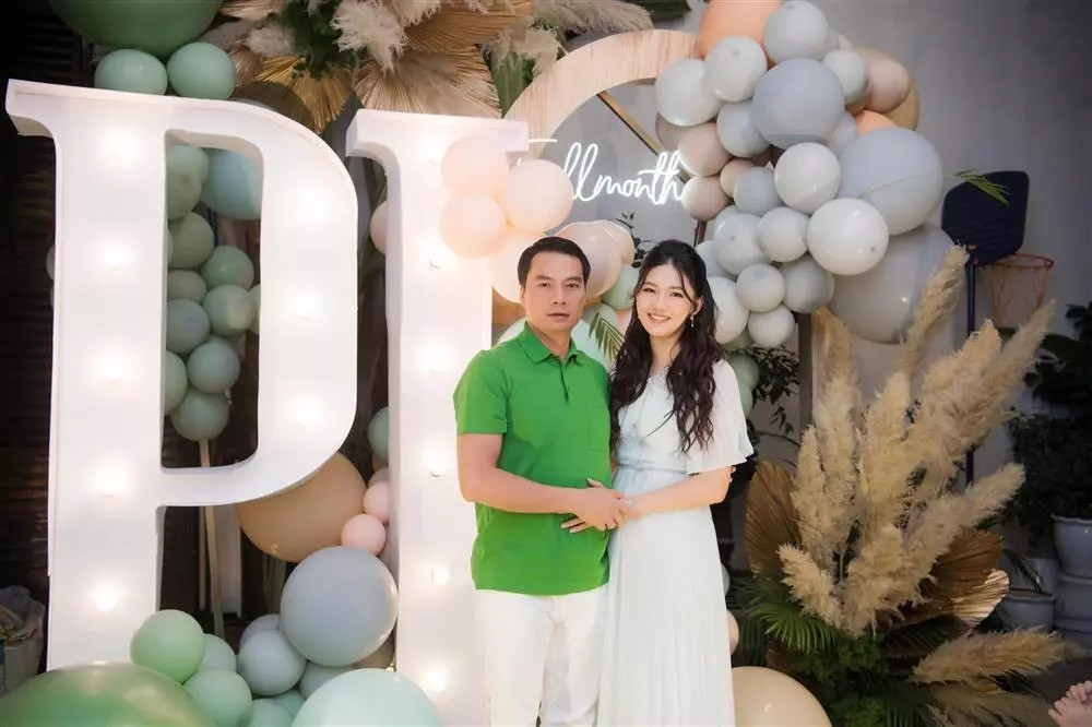 Dù bận rộn công việc nhưng doanh nhân Nguyễn Thành Phương luôn chăm sóc nàng hậu rất chu đáo. Đặc biệt những ngày lễ kỷ niệm quan trọng, Chủ tịch Kangaroo chưa từng quên và luôn tạo bất ngờ cho vợ. Ảnh: FBNV