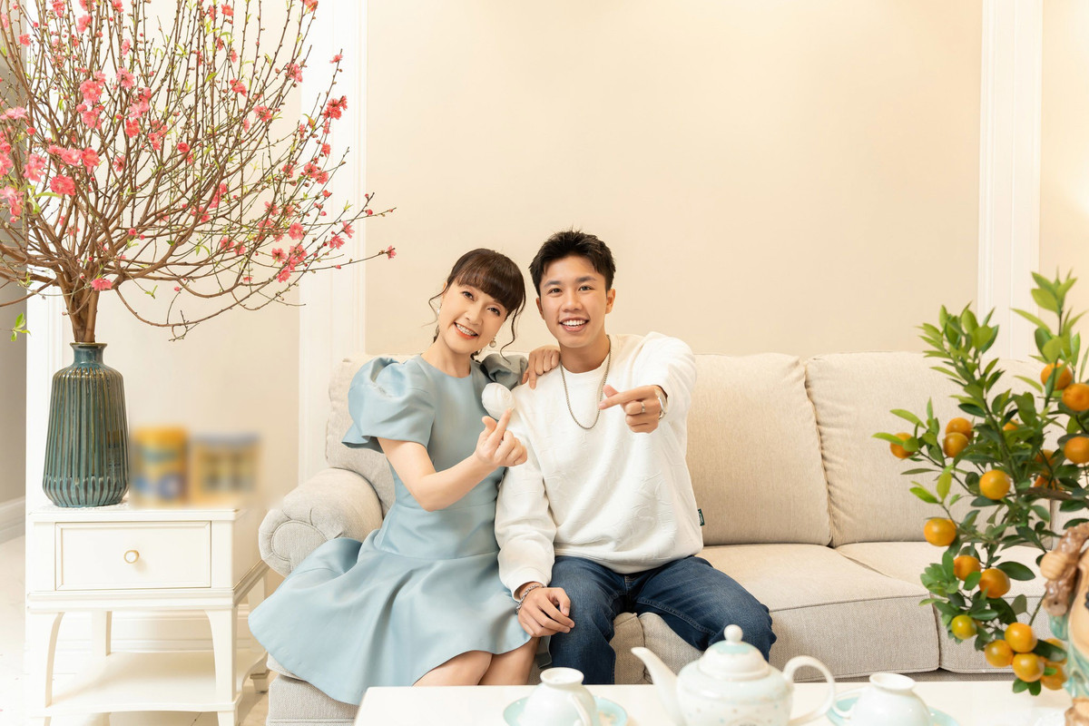 Ngoài đời, nghệ sĩ Vân Dung có cuộc sống yên bình bên con trai Long Vũ trong căn hộ chung cư cao cấp ở Hà Nội. Ảnh: FBNV