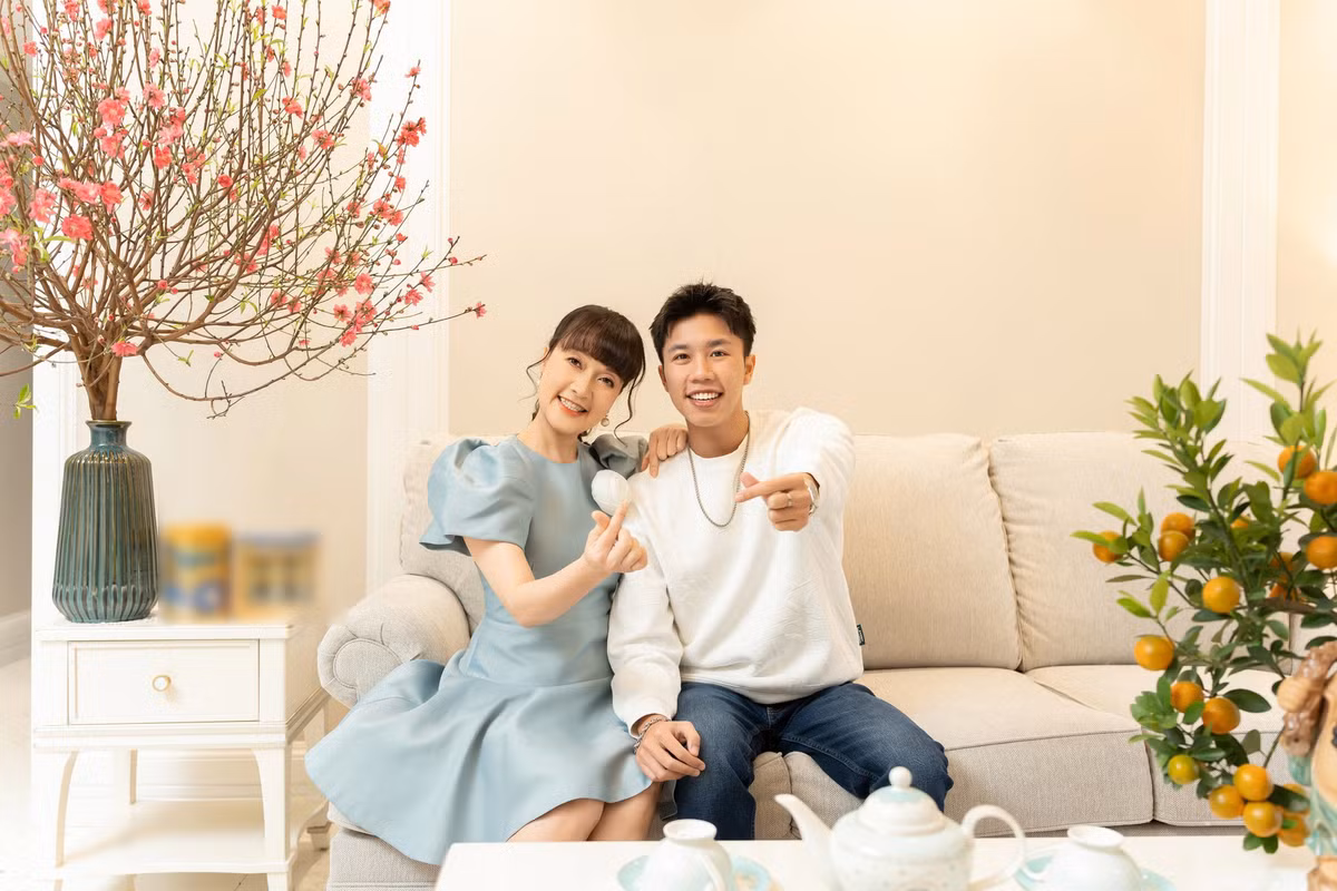 Ngoài đời, nghệ sĩ Vân Dung có cuộc sống yên bình bên con trai Long Vũ trong căn hộ chung cư cao cấp ở Hà Nội. Ảnh: FBNV