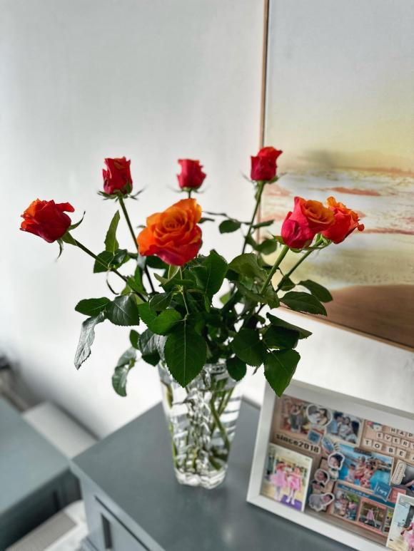 Bên cạnh đó, nữ siêu mẫu còn trang trí bằng nhiều loại hoa khác nữa.