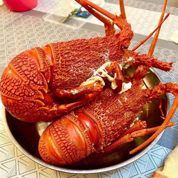 Thịt đuôi tôm hùm thường dai hơn thịt móng vuốt do cách thức và tần suất sử dụng đuôi của tôm hùm. Ảnh: Daohaisan
