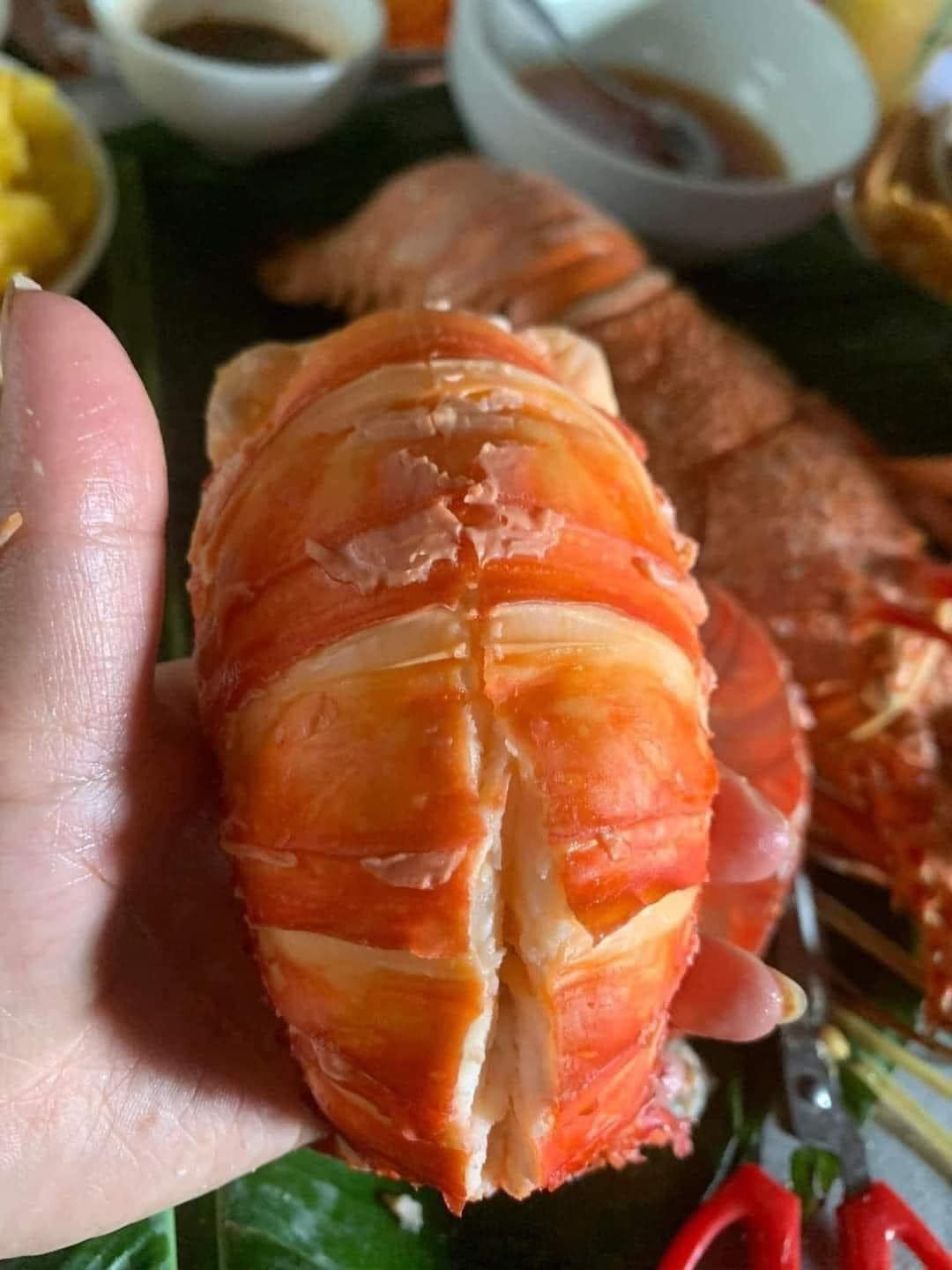 Đặc biệt, phần đuôi tôm rất nhiều thịt. Ảnh: Facebook