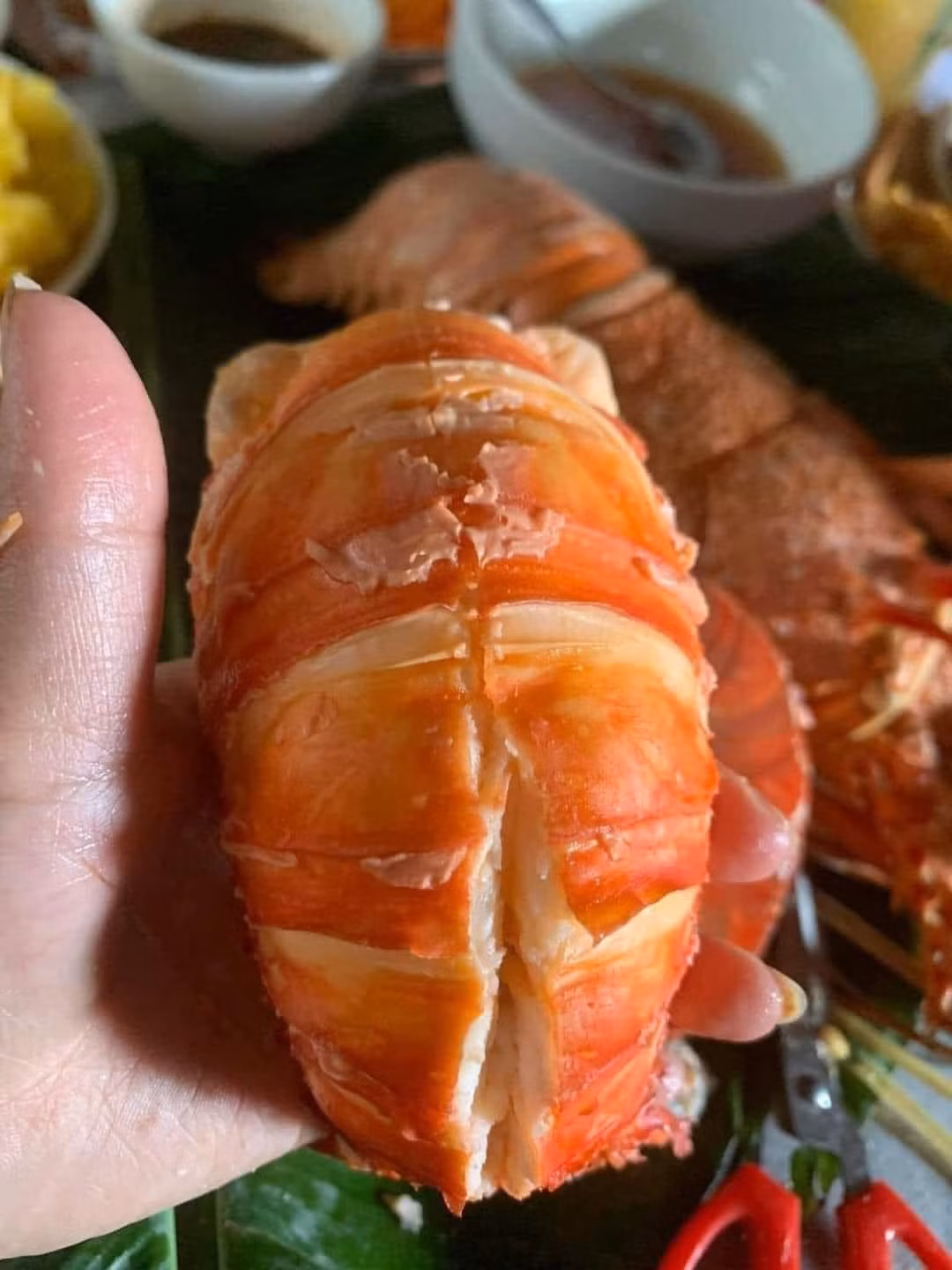 Đặc biệt, phần đuôi tôm rất nhiều thịt. Ảnh: Facebook