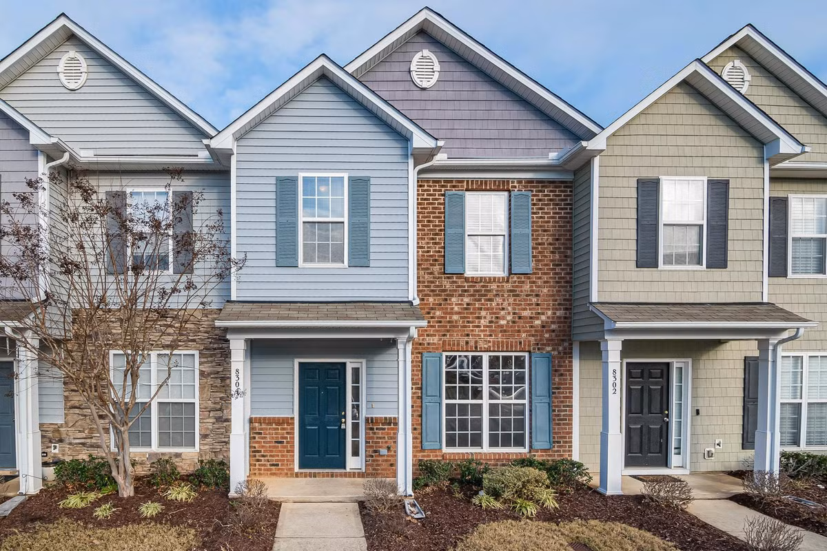 Không phải tất cả các tỷ phú thế giới đều sinh ra trong giàu có. Nhiều người trong số họ xuất thân từ những ngày đầu khiêm tốn và vươn lên bằng sự quyết tâm, sáng tạo cộng một chút may mắn. Oprah Winfrey lớn lên trong cảnh nghèo đói, trong khi Mark Zuckerberg khởi nghiệp Facebook từ phòng ký túc xá đại học. Ảnh: Curtis Adams