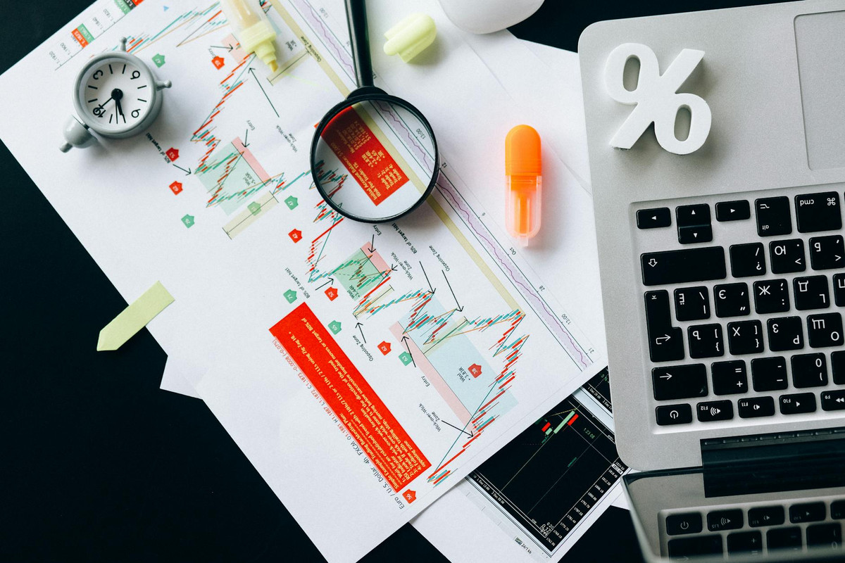 Nhiều tỷ phú chấp nhận rủi ro lớn. Họ không ngại đầu tư vào những ý tưởng táo bạo, khám phá thị trường mới hoặc thách thức những quan niệm thông thường. Tỷ phú Richard Branson, người sáng lập Virgin Group, nổi tiếng với tinh thần phiêu lưu và sẵn sàng thực hiện các dự án phi truyền thống, từ việc thành lập một công ty du hành vũ trụ thương mại đến nỗ lực bay vòng quanh thế giới bằng khinh khí cầu. Ảnh: Nataliya Vaitkevich