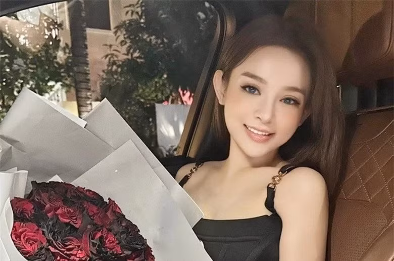  Huyền Baby là một trong những hotgirl Hà thành đời đầu. Ở tuổi 35, Huyền Baby vẫn khiến mọi người xuýt xoa bởi nhan sắc trẻ trung, gương mặt xinh đẹp được ví như búp bê.