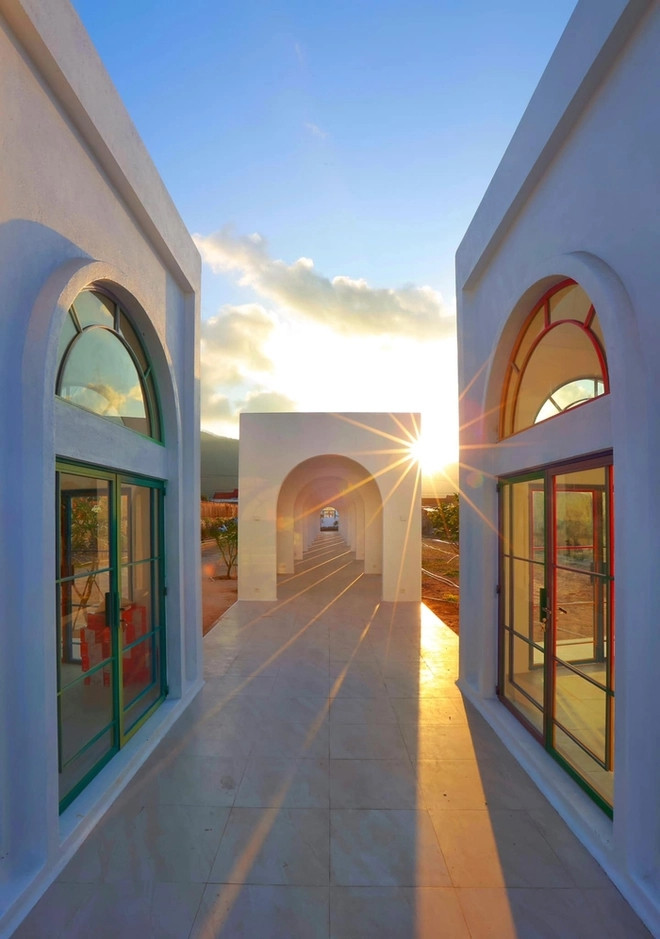 Mỗi góc trong khu nhà đều ngập tràn nắng gió. Ảnh: FBNV