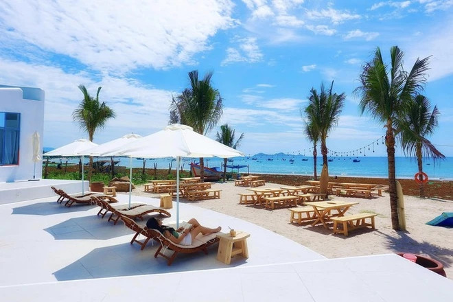 Từ sân có thể thư giãn và ngắm cảnh biển. Ảnh: FBNV