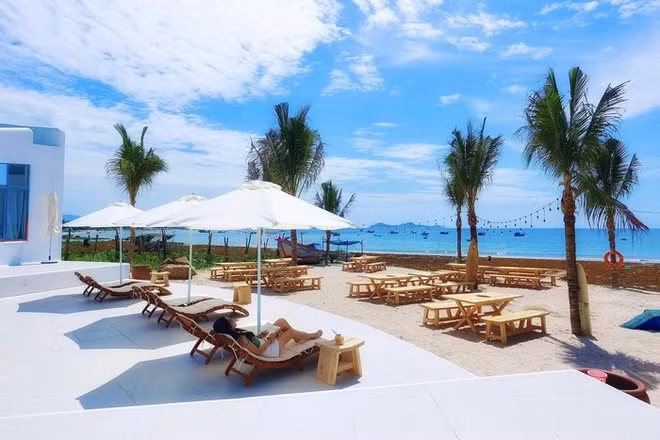 Từ sân có thể thư giãn và ngắm cảnh biển. Ảnh: FBNV