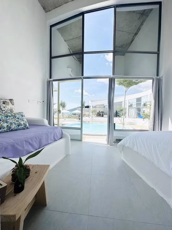 Khu nhà có 8 căn phòng nhỏ để lưu trú, mỗi phòng đều có cửa sổ lớn hướng biển. Ảnh: FBNV