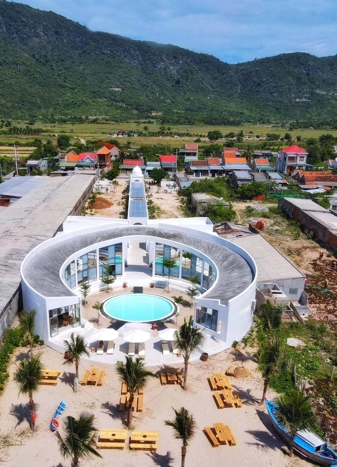 Tựa núi, hướng biển, khu resort của vợ chồng đại gia Đức An giống như một chiếc bánh hình tròn không khép kín, với bể bơi ở giữa. Ảnh: FBNV