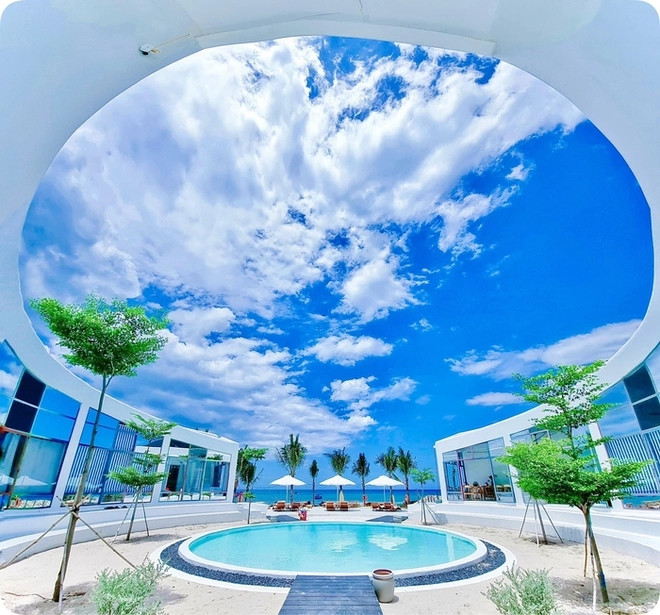 Với thiết kế này, khu nhà ngập tràn ánh sáng, cả bầu trời mây lẫn màu của biển đều trong tầm mắt. Ảnh: FBNV