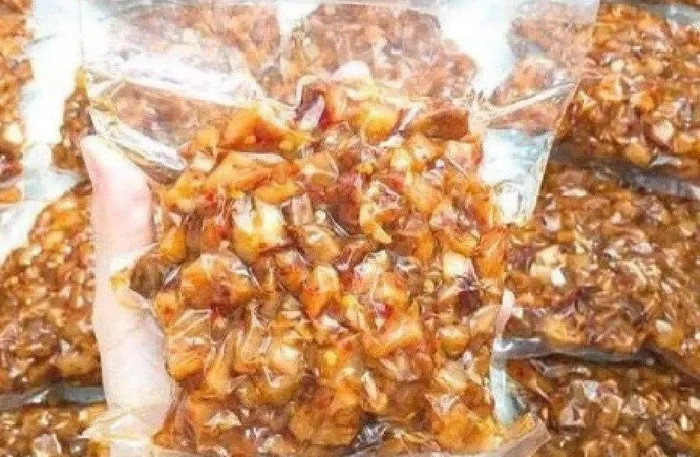 Ngoài tóp mỡ thường, nhiều cửa hàng còn tẩm thêm gia vị và đóng túi zip, có loại 2 lạng, 3 lạng, 4 lạng, khách bảo quản trong tủ mát có thể để được cả tháng.