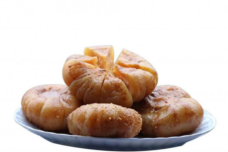 Trước kia, cà dầm tương là món ăn dân dã gắn liền với những bữa cơm "nhà nghèo" tại các vùng quê. Tại làng Hòa Thôn (xã Tam Hiệp, Phúc Thọ, Hà Nội), cà dầm tương được đóng gói sang chảnh bán khắp các tỉnh thành, thậm chí xuất khẩu sang nước ngoài.