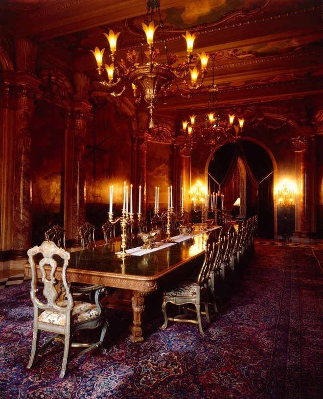 Các khu nhà được thiết kế theo phong cách nghệ thuật, kiến trúc Moorish với điểm nhất là các chi tiết dát vàng. Ảnh: Reuters