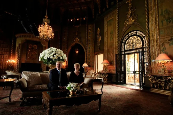 Các phòng khách chính của khu nhà nghỉ đều có trần cao và thiết kế dát vàng trên mọi bức tường. Ảnh: Palmbeachpost