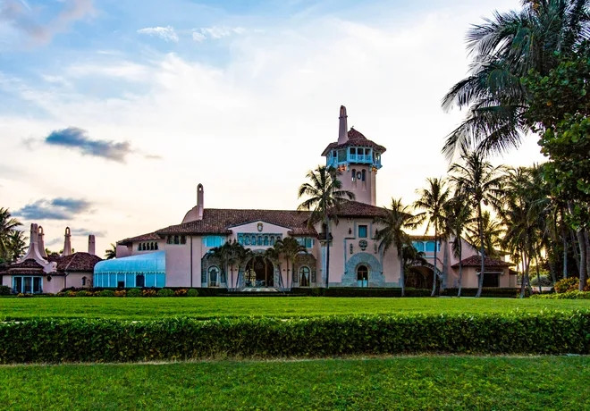 Forbes ước tính giá trị của Mar-a-Lago ở mức 160 triệu USD, gấp 16 lần số tiền ông Trump bỏ ra để sở hữu bất động sản này. Tuy nhiên, số tiền mà tổng thống đã đầu tư cải tạo khu đất trong nhiều năm qua không được tiết lộ. Ảnh: Palmbeachpost