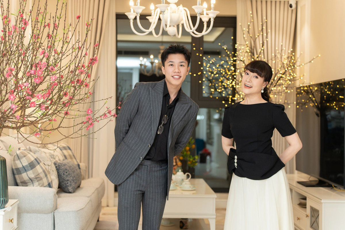 Trong phòng khách, nghệ sĩ Vân Dung đặt bộ sofa đơn giản nhưng sang trọng. Ảnh: FB Vân Dung